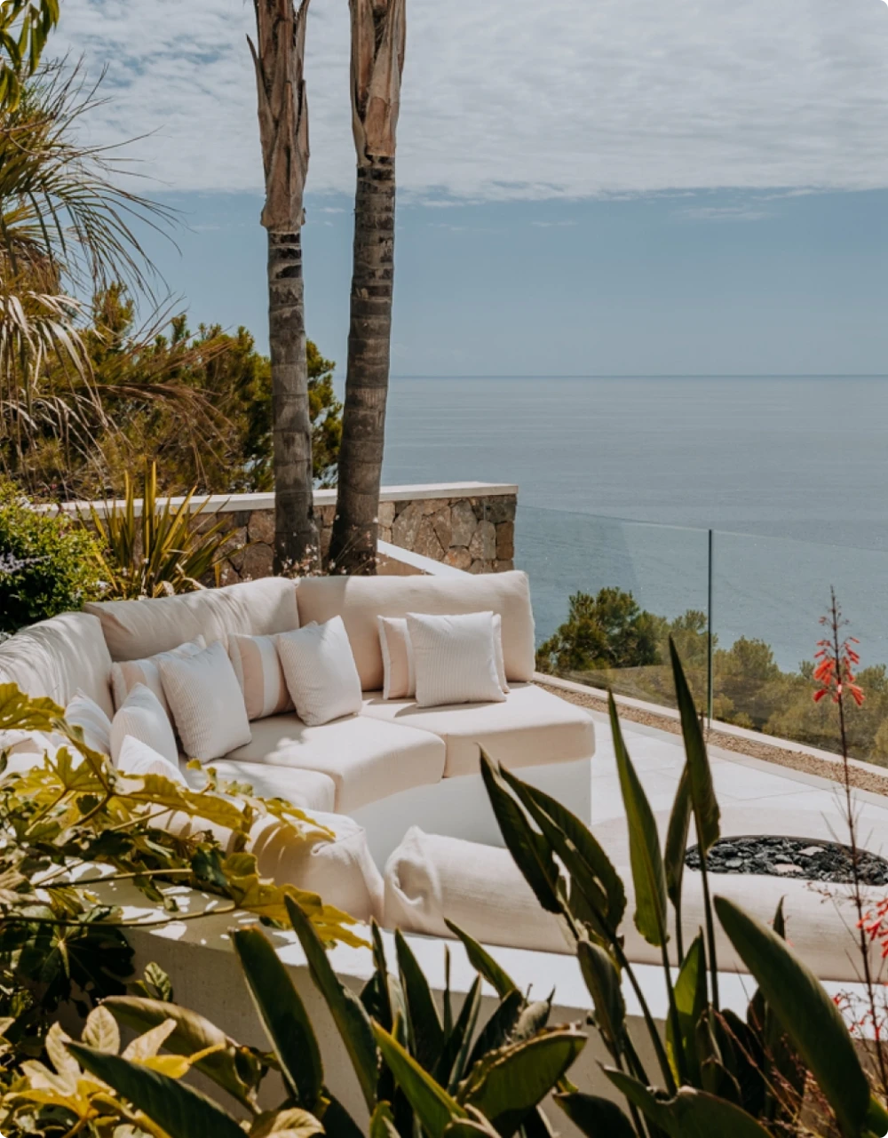Zona de descanso al aire libre con vistas al mar. 